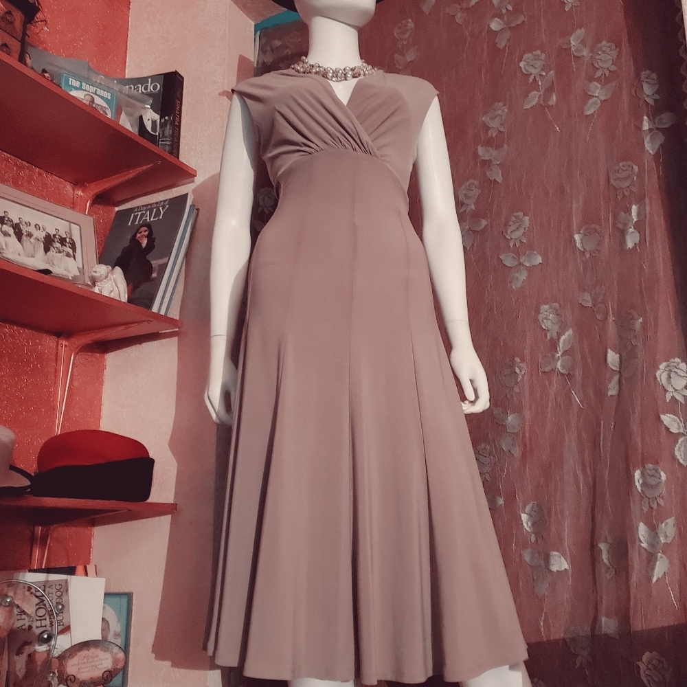 NWT-Gorgous, Elegant, Sexy Figure flattering dress - Picture 16 of 16